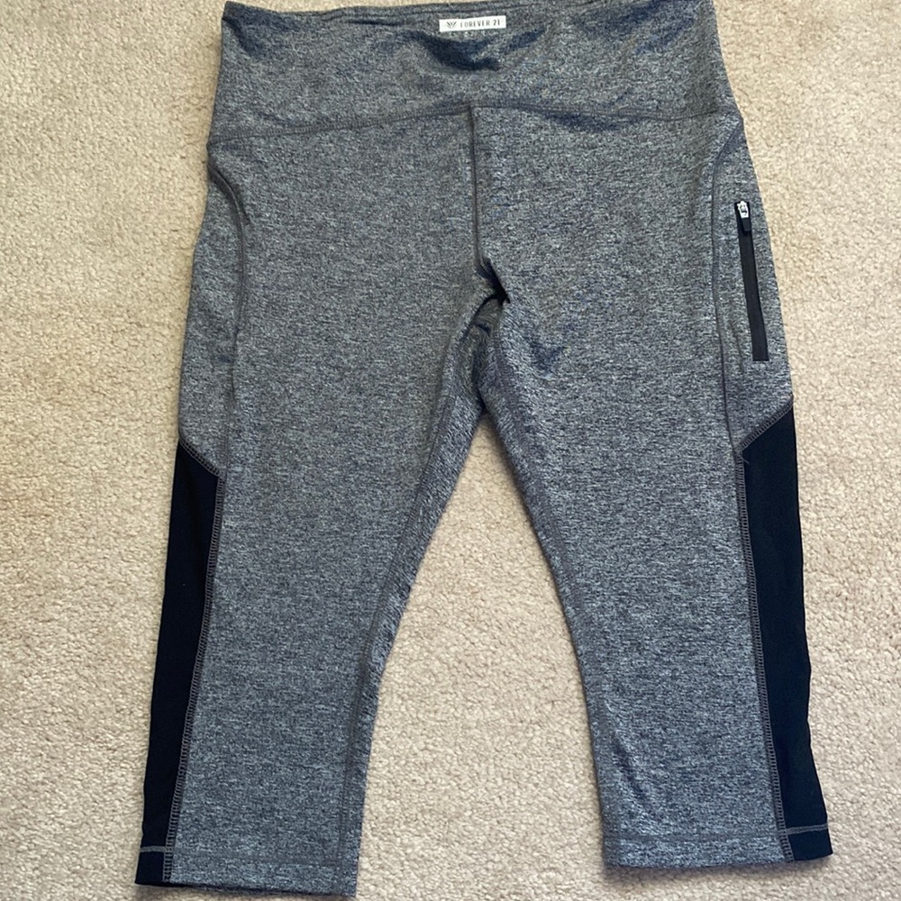 Forever 21 Gray and Black Spandex cropped leggings!